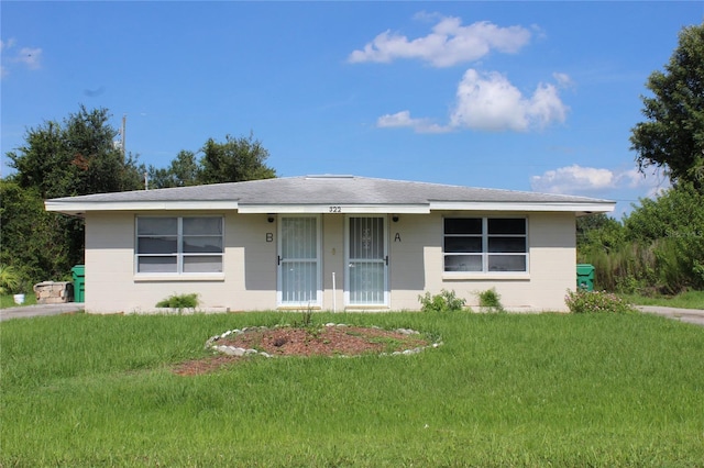 ranch-style house featuring a front yard