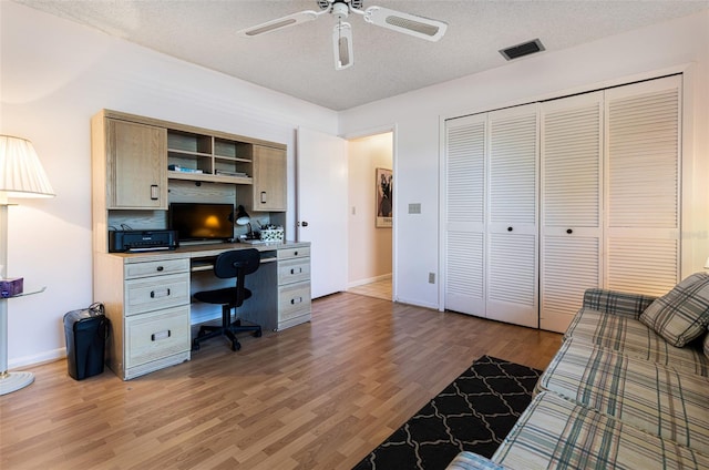 office area with ceiling fan, a textured ceiling, and hardwood / wood-style floors