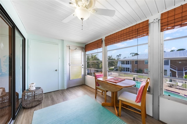 sunroom with ceiling fan