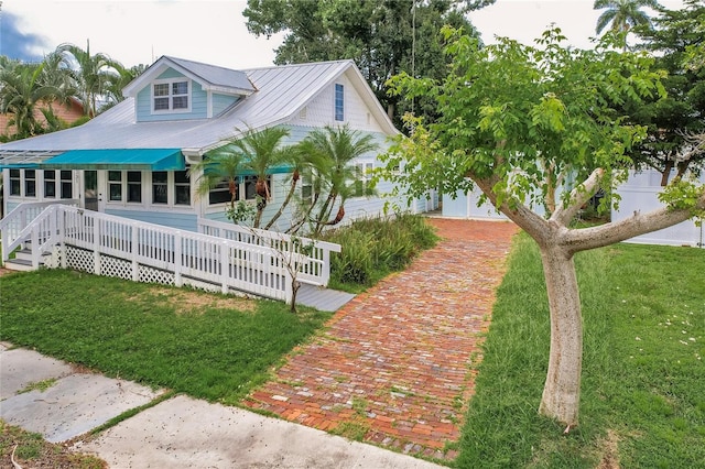 view of front of property featuring a front yard