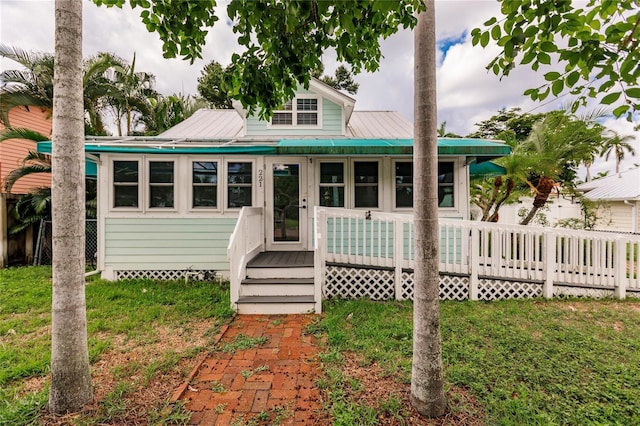 view of front facade featuring a front yard