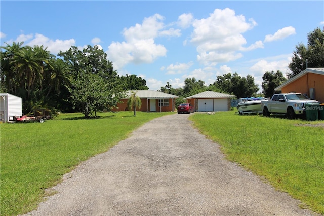 view of front of property featuring a storage shed and a front yard