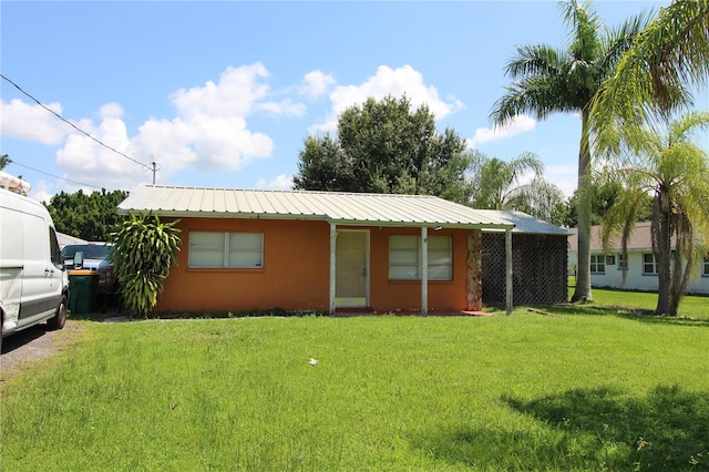 single story home with a front lawn