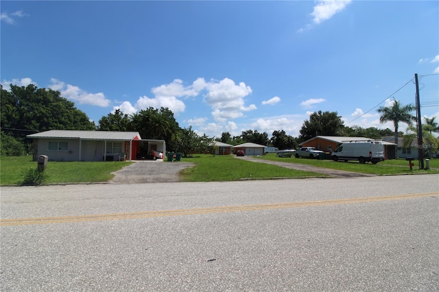 view of front facade with driveway and a front yard