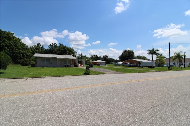 view of front of home featuring a front yard and driveway