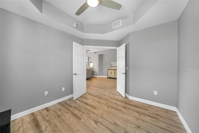 empty room featuring light hardwood / wood-style floors and ceiling fan