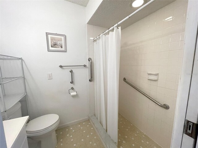 bathroom featuring a textured ceiling, vanity, toilet, and curtained shower