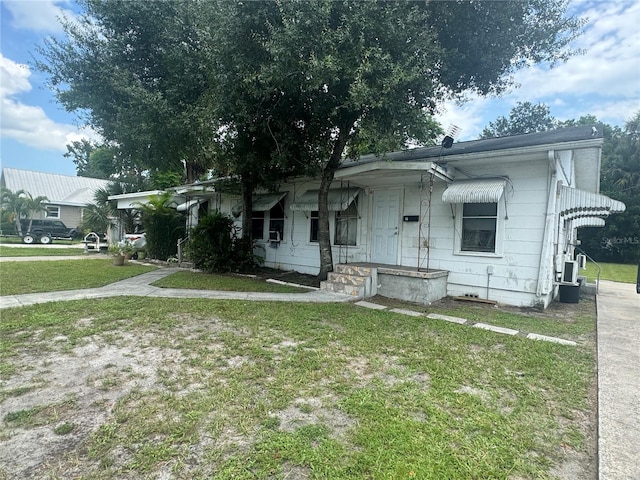 view of front of house with a front lawn