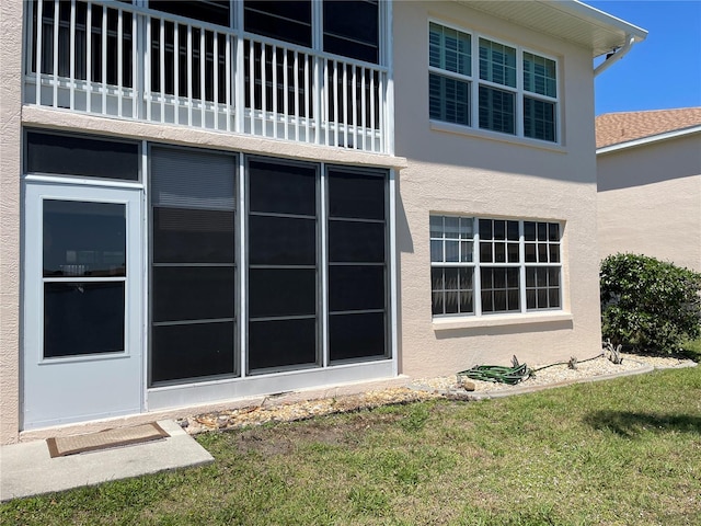 property entrance featuring a yard