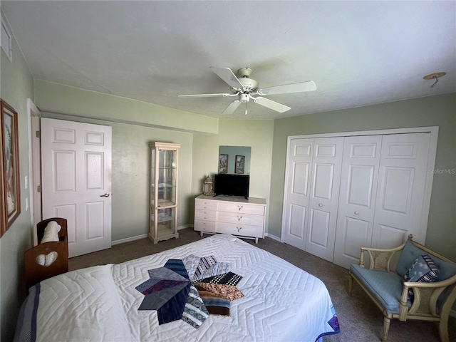 bedroom with dark carpet, ceiling fan, and a closet