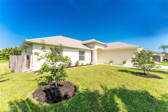 view of front of house featuring a front lawn