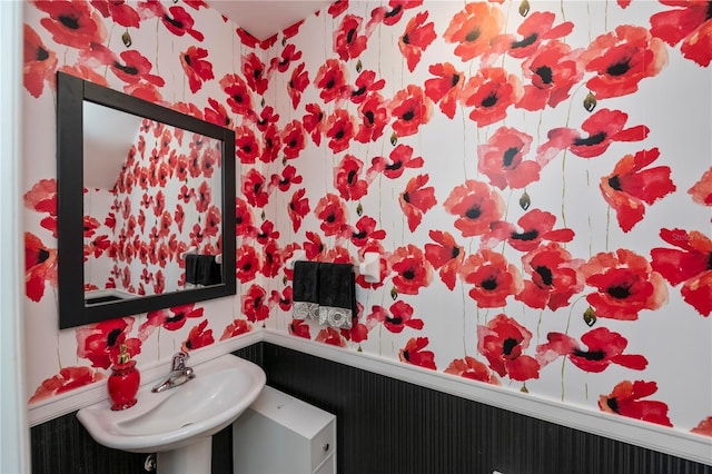 bathroom featuring a sink