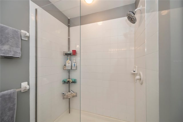 full bathroom featuring a tile shower