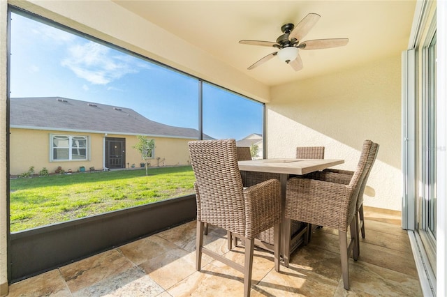 sunroom with ceiling fan