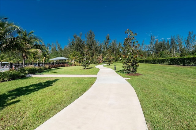 view of property's community featuring a lawn