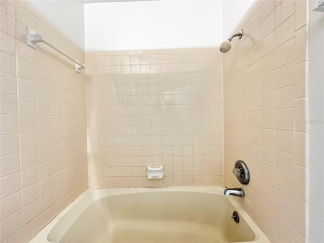 bathroom featuring tiled shower / bath combo