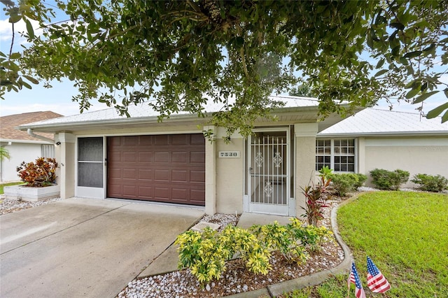 single story home featuring a garage