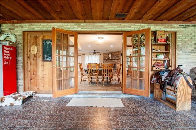 property entrance featuring ceiling fan