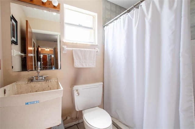 full bath featuring a shower with shower curtain and toilet