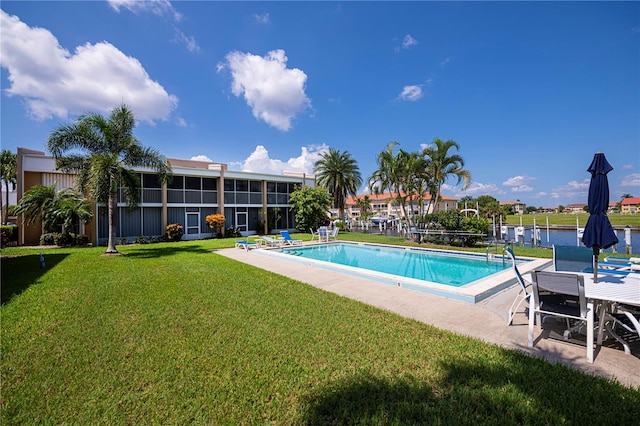 view of swimming pool featuring a lawn