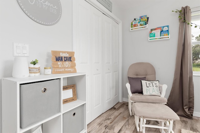 living area with light hardwood / wood-style flooring