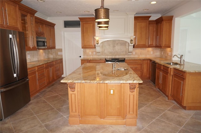 kitchen featuring stainless steel appliances, a sink, ornamental molding, and light tile patterned floors