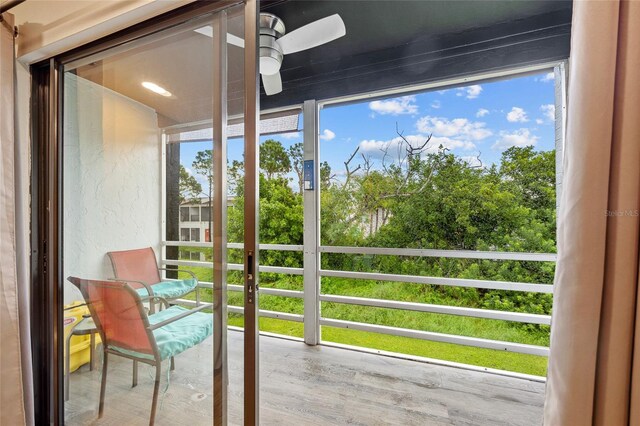 sunroom with ceiling fan