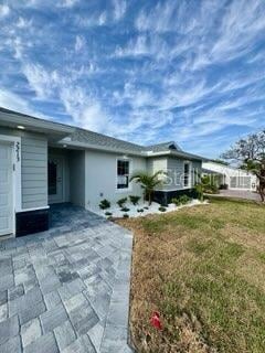 view of front of property featuring a front yard