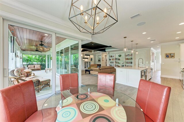 dining area with recessed lighting, ornamental molding, light wood-style floors, a ceiling fan, and baseboards