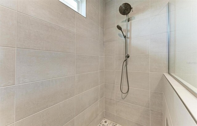 bathroom featuring a tile shower