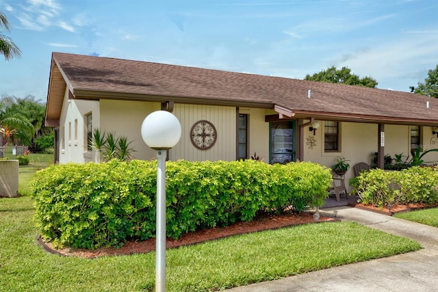 ranch-style house featuring a front lawn