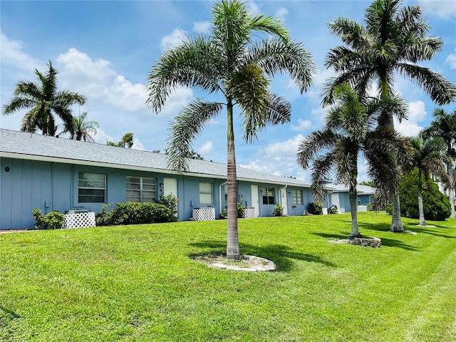 view of front of property with a front yard