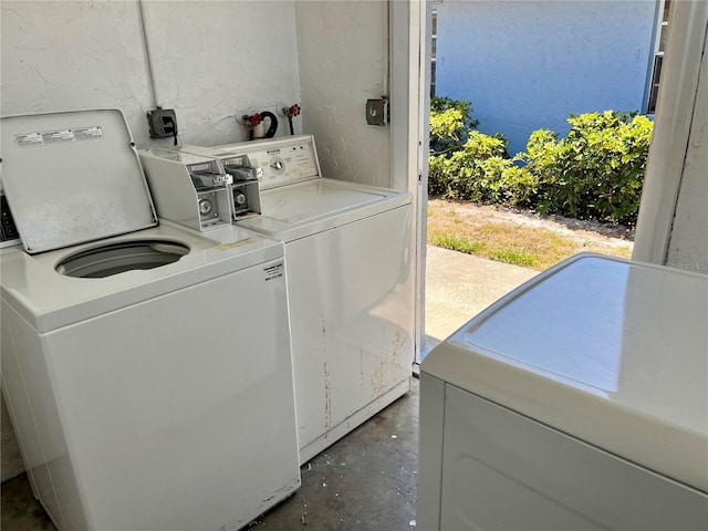 laundry room featuring a textured wall and independent washer and dryer