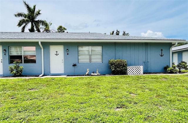 single story home with a front lawn