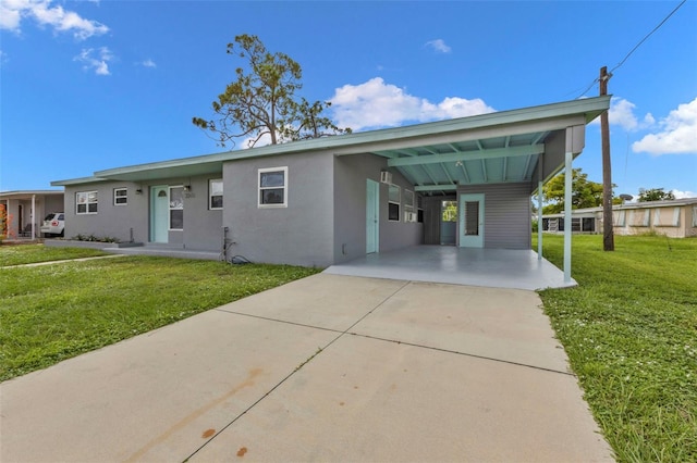 view of front facade with a front lawn and a carport