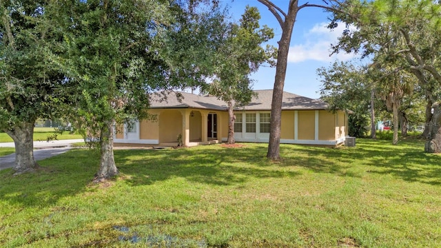 view of front of home featuring central AC and a front yard