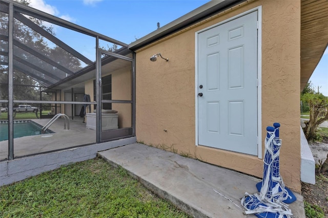 entrance to property featuring a patio