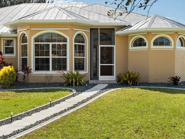 view of front of property featuring a front lawn