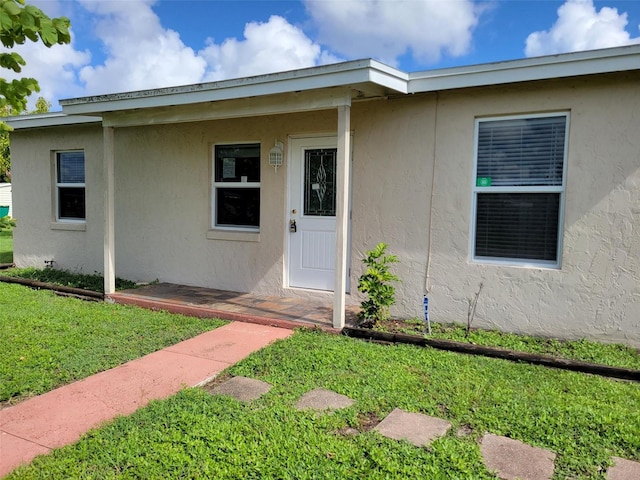 view of front of property featuring a front yard