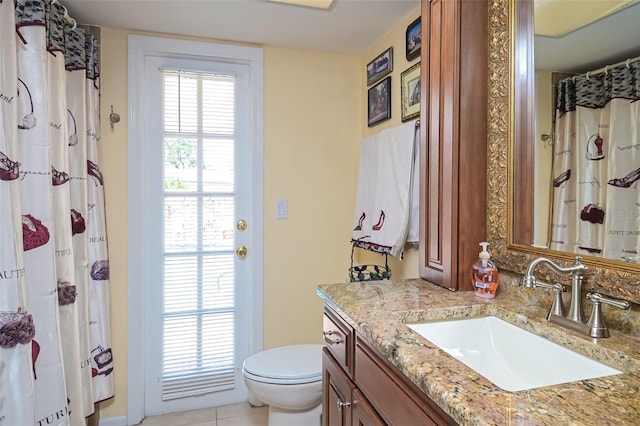 bathroom with toilet, a shower with shower curtain, a wealth of natural light, and vanity