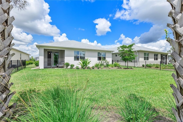 single story home with a front lawn