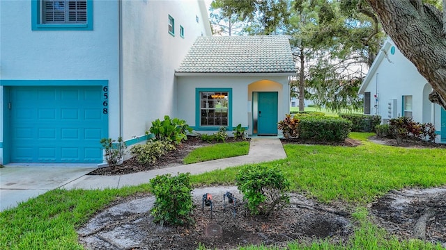 view of front facade featuring a garage and a front yard