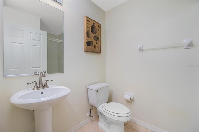 full bath featuring baseboards, a shower with door, toilet, and tile patterned floors