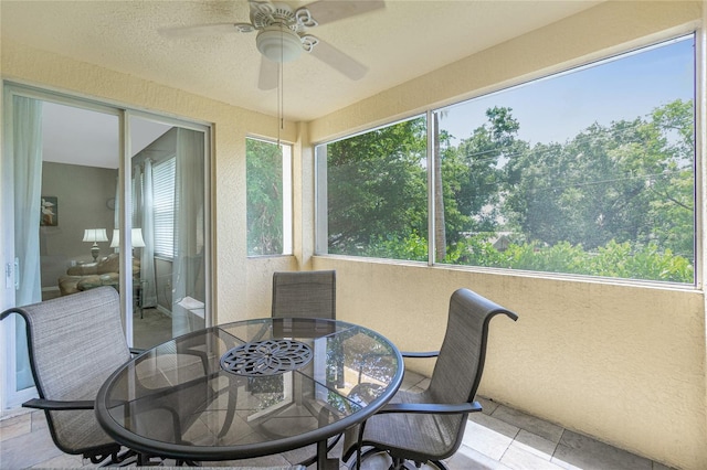 sunroom with ceiling fan