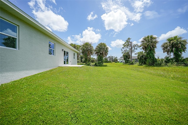 view of yard featuring a patio