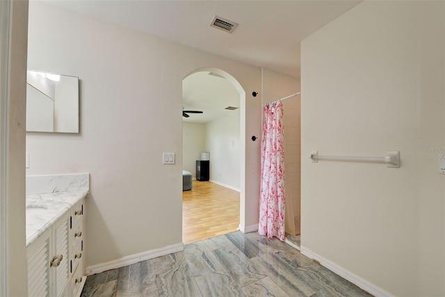 bathroom with vanity, a shower with shower curtain, hardwood / wood-style flooring, and ceiling fan