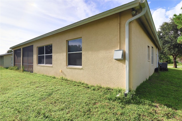 view of side of property featuring a lawn