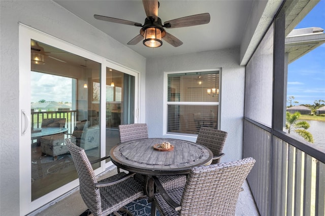 sunroom with ceiling fan