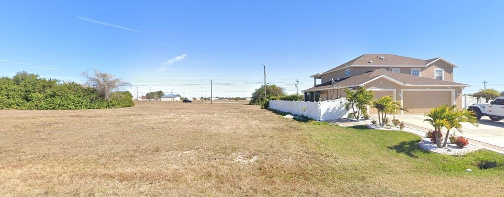 647 NE 7th Place, Cape Coral, FL 33909