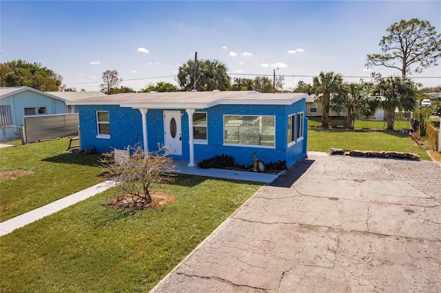 view of front of home featuring a front lawn